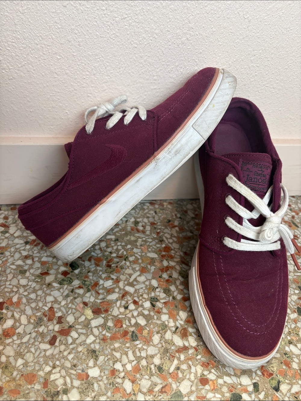 Womens 8 Nike Stefan Janoski Skate Shoes in Burgundy - Low Top Casual Sneakers